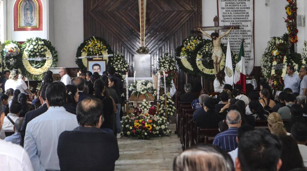El Partido Revolucionario Institucional (PRI), al que pertenecía el funcionario, denunció el “cobarde crimen”. El Partido Revolucionario Institucional (PRI), al que pertenecía el funcionario, denunció el “cobarde crimen”.
