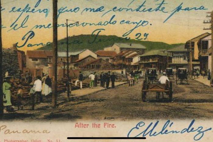 Lotes baldíos resultado del fuego de La Concordia, vistos desde la esquina de la Casa de la Municipalidad, en calle 10. Postal de 1906. Lotes baldíos resultado del fuego de La Concordia, vistos desde la esquina de la Casa de la Municipalidad, en calle 10. Postal de 1906.