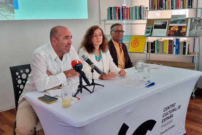 De izquierda a derecha: Elena González González (directora del Centro Cultural de España - Casa del Soldado) y Enrique King (en representación del Grupo Experimental de Cine de Panamá). De izquierda a derecha: Elena González González (directora del Centro Cultural de España - Casa del Soldado) y Enrique King (en representación del Grupo Experimental de Cine de Panamá).