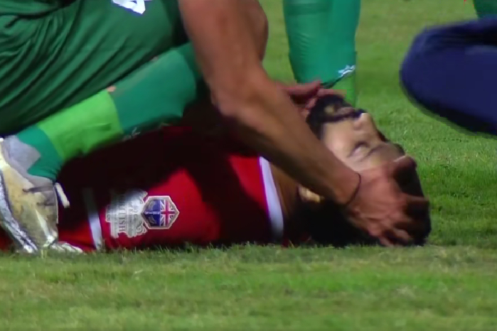 Momentos en el que se desvanece el futbolista Ahmed Refaat. Momentos en el que se desvanece el futbolista Ahmed Refaat.
