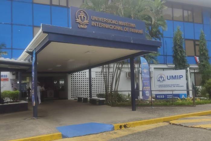 La universidad tiene una matrícula de mil 500 estudiantes. La universidad tiene una matrícula de mil 500 estudiantes.