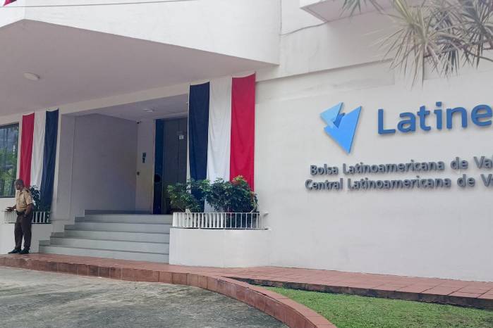 La Bolsa Latinoamericana de Valores, S.A. (Latinex) es una plataforma electrónica para realizar las transacciones bursátiles. La Bolsa Latinoamericana de Valores, S.A. (Latinex) es una plataforma electrónica para realizar las transacciones bursátiles.