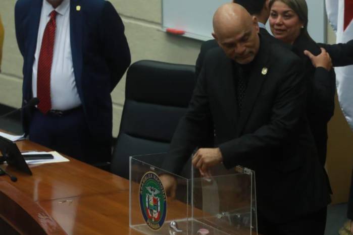 Tras un empate en los votos la suerte decidió que Cedeño se quedara con el último cupo en la Comisión de Credenciales. Tras un empate en los votos la suerte decidió que Cedeño se quedara con el último cupo en la Comisión de Credenciales.