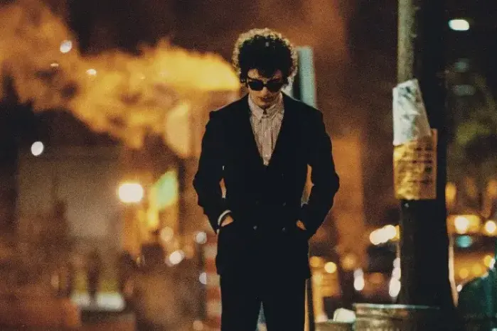 Con un estilo icónico, Chalamet encarna a un joven Bob Dylan en su primer biopic. Con un estilo icónico, Chalamet encarna a un joven Bob Dylan en su primer biopic.