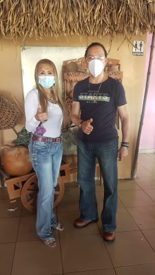 Flor junto a su amigo Julio Miller el día que iban a Atalaya para pagar su manda. Flor junto a su amigo Julio Miller el día que iban a Atalaya para pagar su manda.