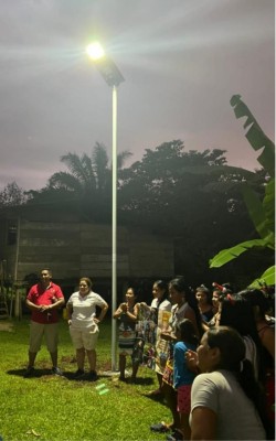 Tras un agasajo a los niños de la comunidad, al caer la noche se encendieron las luces de la plaza, lo que generó el júbilo y la emoción de los moradores. Tras un agasajo a los niños de la comunidad, al caer la noche se encendieron las luces de la plaza, lo que generó el júbilo y la emoción de los moradores.