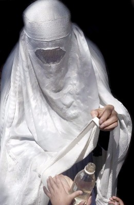Mujer en burka en una calle de Kabul. EFE/Oliver Matthys Mujer en burka en una calle de Kabul. EFE/Oliver Matthys