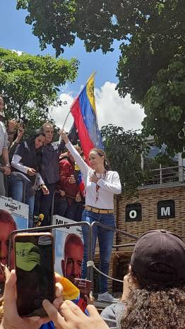 La líder opositora, María Corina Machado, aacba de llegar a la manifestación en Caracas, Venezuela. La líder opositora, María Corina Machado, aacba de llegar a la manifestación en Caracas, Venezuela.