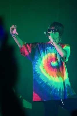El cantante venezolano viste una tshirt estilo tie-dye, pantalón negro y zapatos deportivos. El cantante venezolano viste una tshirt estilo tie-dye, pantalón negro y zapatos deportivos.