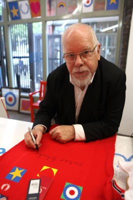 Sir Peter Blake es un pintor inglés contemporáneo, perteneciente a la primera generación de artistas del pop art británico, con una importante influencia en la época. Sir Peter Blake es un pintor inglés contemporáneo, perteneciente a la primera generación de artistas del pop art británico, con una importante influencia en la época.