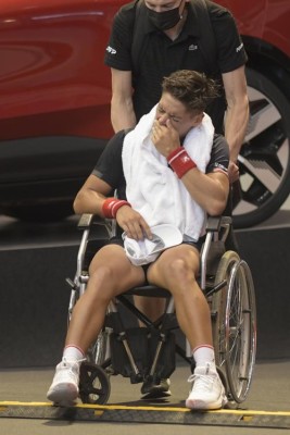 El argentino Sebastián Báez se lesionó en la rodilla derecha durante el partido contra el francés Constant Lestienne en la primera ronda del cuadro final del Gijón Open ATP 250. El argentino Sebastián Báez se lesionó en la rodilla derecha durante el partido contra el francés Constant Lestienne en la primera ronda del cuadro final del Gijón Open ATP 250.