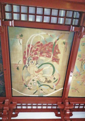 Aparte de la cosmovisión del budismo: la pictografía en los frescos de los techos con las diferentes manifestaciones del Buda nos recuerda a la pictografía hindú. Aparte de la cosmovisión del budismo: la pictografía en los frescos de los techos con las diferentes manifestaciones del Buda nos recuerda a la pictografía hindú.