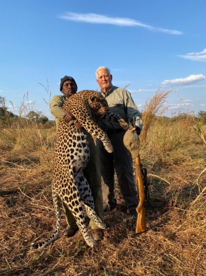 El expresidente Pérez Balladares posando junto a un leopardo muerto El expresidente Pérez Balladares posando junto a un leopardo muerto