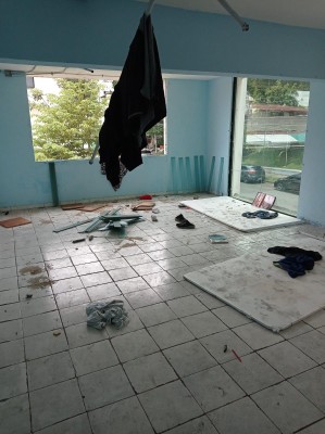 El edificio que se encuentra abandonado, ha sido totalmente vandalizado. El edificio que se encuentra abandonado, ha sido totalmente vandalizado.