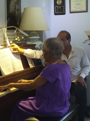 La artista centenaria disfruta de la música en todo momento. La artista centenaria disfruta de la música en todo momento.