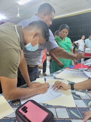 El acuerdo con originarios del pueblo Ngäbe-Buglé, comerciantes latinos del Oriente chiricano y campesinos se pactó en horas de la madrugada de este domingo. El acuerdo con originarios del pueblo Ngäbe-Buglé, comerciantes latinos del Oriente chiricano y campesinos se pactó en horas de la madrugada de este domingo.