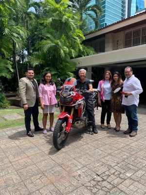 Ida Bagus Ngurah Wijaya se reunió con periodistas panameños para hablar de su experiencia de vida. Ida Bagus Ngurah Wijaya se reunió con periodistas panameños para hablar de su experiencia de vida.