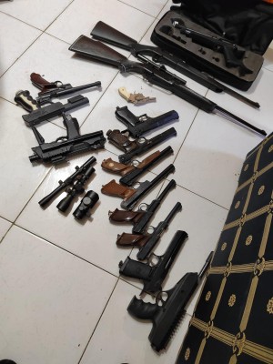 En la diligencia encontraron dos rifles con mira telescópica, nueve pistolas y un revólver sin permisos. En la diligencia encontraron dos rifles con mira telescópica, nueve pistolas y un revólver sin permisos.