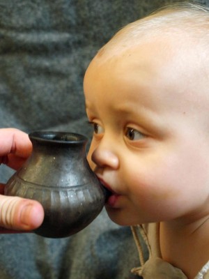Los bebes en época prehistórica eran alimentados con leche de animales para lo que se usaban unos recipientes de arcilla que serían los equivalentes a los biberones modernos, según un estudio que publica este miércoles la revista Nature Los bebes en época prehistórica eran alimentados con leche de animales para lo que se usaban unos recipientes de arcilla que serían los equivalentes a los biberones modernos, según un estudio que publica este miércoles la revista Nature