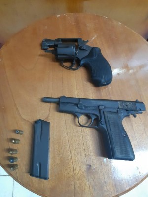La requisa se efectuó en los pabellones dos y cinco del Centro Penitenciario La Joya . La requisa se efectuó en los pabellones dos y cinco del Centro Penitenciario La Joya .