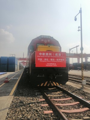Entre seis y siete trenes de carga China-Europa parten de Chongqing a lo largo de la Franja y la Ruta todos los días, con sus vagones cargados de productos de exportación diversos. Entre seis y siete trenes de carga China-Europa parten de Chongqing a lo largo de la Franja y la Ruta todos los días, con sus vagones cargados de productos de exportación diversos.