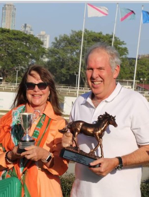 Raquel Eleta de Arias y José Miguel Alemán lucen los trofeos otorgando a Alemán como dueño y criador de ‘El Tzar’). Raquel Eleta de Arias y José Miguel Alemán lucen los trofeos otorgando a Alemán como dueño y criador de ‘El Tzar’).