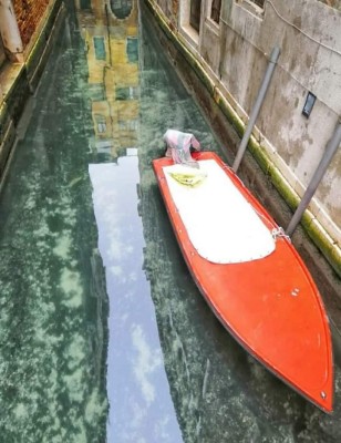 La laguna se apropia de Venecia, sin el desagüe y sin tráfico se puede ver el fondo de los canales. Deberíamos reflexionar sobre la explotación del sobreturismo en Venecia La laguna se apropia de Venecia, sin el desagüe y sin tráfico se puede ver el fondo de los canales. Deberíamos reflexionar sobre la explotación del sobreturismo en Venecia
