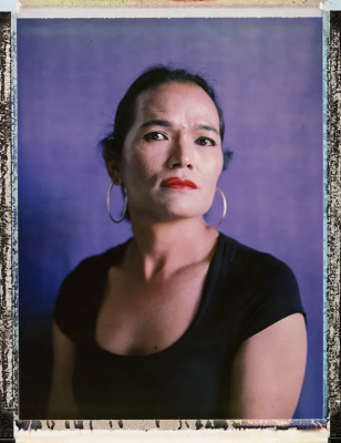 La exhibición consiste en retratos junto a las historias de las personas de la comunidad Lgbtiq+. La exhibición consiste en retratos junto a las historias de las personas de la comunidad Lgbtiq+.