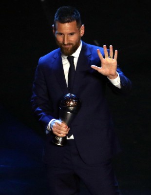El jugador de origen argentino recibe su premio El jugador de origen argentino recibe su premio
