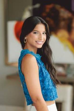 La señorita Paulina Leignadier Rodríguez debutará en el Festival de Debutantes 2024 que, como es tradición, llevarán a cabo las Damas Guadalupanas el sábado 6 de julio en la Terraza Mar del Sur del Club Unión. Ella es hija del señor Paul Damián Leignadier Castillo y de la señora Beatriz Elena Rodríguez de Leignadier. La señorita Paulina Leignadier Rodríguez debutará en el Festival de Debutantes 2024 que, como es tradición, llevarán a cabo las Damas Guadalupanas el sábado 6 de julio en la Terraza Mar del Sur del Club Unión. Ella es hija del señor Paul Damián Leignadier Castillo y de la señora Beatriz Elena Rodríguez de Leignadier.