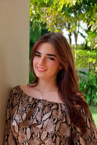La señorita Gabriela Sofía Berbey Estévez es una de las debutantes que podremos admirar en el próximo Festival de Debutantes 2024, que realizarán las Damas Guadalupanas en la Terraza Mar del Sur del Club Unión el 6 de julio próximo. Esta damita es hija del señor Rubén Darío Berbey Vallester y la señora Julia Estévez de Berbey. La señorita Gabriela Sofía Berbey Estévez es una de las debutantes que podremos admirar en el próximo Festival de Debutantes 2024, que realizarán las Damas Guadalupanas en la Terraza Mar del Sur del Club Unión el 6 de julio próximo. Esta damita es hija del señor Rubén Darío Berbey Vallester y la señora Julia Estévez de Berbey.