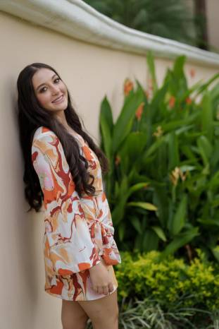 La señorita Alexandra Sofía De Oliveira Domínguez debutará en el Festival de Debutantes 2024 que, como es tradición, llevarán a cabo las Damas Guadalupanas el sábado 6 de Julio en la Terraza Mar del Sur del Club Unión. Ella es hija del señor Eduardo Enrique De Oliveira Torres y la señora Saribel Domínguez de De Oliveira. La señorita Alexandra Sofía De Oliveira Domínguez debutará en el Festival de Debutantes 2024 que, como es tradición, llevarán a cabo las Damas Guadalupanas el sábado 6 de Julio en la Terraza Mar del Sur del Club Unión. Ella es hija del señor Eduardo Enrique De Oliveira Torres y la señora Saribel Domínguez de De Oliveira.