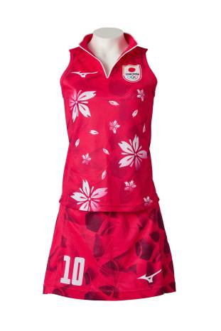 Vista del uniforme que emplearán las atletas japonesas del equipo de hockey . Vista del uniforme que emplearán las atletas japonesas del equipo de hockey .