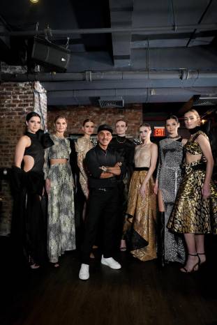 El diseñador colombiano Raúl Peñaranda (c) posando junto a varias de sus modelos. El diseñador colombiano Raúl Peñaranda (c) posando junto a varias de sus modelos.