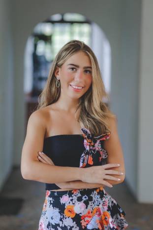 Ana Isabel Castrellón Arosemena es una de las debutantes que apreciaremos en el Festival de Debutantes 2024 a celebrarse el 6 de julio en la Terraza Mar del Sur del Club Unión, organizado por las Damas Guadalupanas para recaudar fondos para sus programas benéficos. Ella es hija del muy recordado señor Juan Raúl Castrellón Garuz y la señora Claudia Isabel Arosemena de Suárez. Ana Isabel Castrellón Arosemena es una de las debutantes que apreciaremos en el Festival de Debutantes 2024 a celebrarse el 6 de julio en la Terraza Mar del Sur del Club Unión, organizado por las Damas Guadalupanas para recaudar fondos para sus programas benéficos. Ella es hija del muy recordado señor Juan Raúl Castrellón Garuz y la señora Claudia Isabel Arosemena de Suárez.