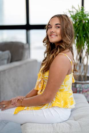 Paulina María Eleta Arango es una de las debutantes que apreciaremos en el Festival de Debutantes 2024 a celebrarse el 6 de Julio en la Terraza Mar del Sur del Club Unión, evento éste organizado por las Damas Guadalupanas para recaudar fondos para sus programas de proyección social. Son sus padres el señor David Ernesto Eleta De León y la señora Carmen Stella Arango Morrice. Paulina María Eleta Arango es una de las debutantes que apreciaremos en el Festival de Debutantes 2024 a celebrarse el 6 de Julio en la Terraza Mar del Sur del Club Unión, evento éste organizado por las Damas Guadalupanas para recaudar fondos para sus programas de proyección social. Son sus padres el señor David Ernesto Eleta De León y la señora Carmen Stella Arango Morrice.