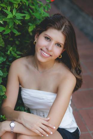 Marta Isabel Castrellón Arosemena es una de las debutantes que apreciaremos en el Festival de Debutantes 2024 a celebrarse el 6 de julio en la Terraza Mar del Sur del Club Unión, evento éste organizado por las Damas Guadalupanas para recaudar fondos para sus programas de proyección social. Son sus padres el muy recordado señor Juan Raúl Castrellón Garuz y la señora Claudia Isabel Arosemena de Suárez. Marta Isabel Castrellón Arosemena es una de las debutantes que apreciaremos en el Festival de Debutantes 2024 a celebrarse el 6 de julio en la Terraza Mar del Sur del Club Unión, evento éste organizado por las Damas Guadalupanas para recaudar fondos para sus programas de proyección social. Son sus padres el muy recordado señor Juan Raúl Castrellón Garuz y la señora Claudia Isabel Arosemena de Suárez.