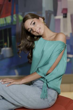 Gia Isabella Martinelli Barriga es una de las debutantes que podremos admirar en el próximo Festival de Debutantes 2024, que realizarán las Damas Guadalupanas en la Terraza Mar del Sur del Club Unión el 6 de julio próximo. Esta damita es hija del hogar formado por el señor Juan Carlos Martinelli Sánchez y la señora Gina María Barriga de Martinelli. Gia Isabella Martinelli Barriga es una de las debutantes que podremos admirar en el próximo Festival de Debutantes 2024, que realizarán las Damas Guadalupanas en la Terraza Mar del Sur del Club Unión el 6 de julio próximo. Esta damita es hija del hogar formado por el señor Juan Carlos Martinelli Sánchez y la señora Gina María Barriga de Martinelli.