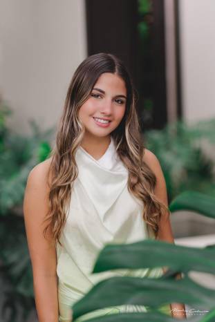 Ana Sofía Azcarraga Borges es una de las debutantes que apreciaremos en el Festival de Debutantes 2024 a celebrarse el 6 de julio en la Terraza Mar del Sur del Club Unión, organizado por las Damas Guadalupanas para recaudar fondos para sus programas benéficos. Ella es hija del señor Frank Enrique Azcárraga Lee y la señora Lipzin Borges Pasco. Ana Sofía Azcarraga Borges es una de las debutantes que apreciaremos en el Festival de Debutantes 2024 a celebrarse el 6 de julio en la Terraza Mar del Sur del Club Unión, organizado por las Damas Guadalupanas para recaudar fondos para sus programas benéficos. Ella es hija del señor Frank Enrique Azcárraga Lee y la señora Lipzin Borges Pasco.