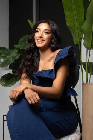 Mia Victoria Samaniego López, será una de las debutantes que podremos admirar en el próximo Festival de Debutantes 2024, que realizarán las Damas Guadalupanas en la Terraza Mar del Sur del Club Unión el 6 de julio. Esta damita es hija del señor José Ángel Samaniego Garibaldo y del hogar formado por la señora Angela López de Samudio y el señor Adolfo Ernesto Samudio Stec . Las Damas Guadalupanas organizan este festival con el fin de recaudar fondos para sus programas benéficos. Mia Victoria Samaniego López, será una de las debutantes que podremos admirar en el próximo Festival de Debutantes 2024, que realizarán las Damas Guadalupanas en la Terraza Mar del Sur del Club Unión el 6 de julio. Esta damita es hija del señor José Ángel Samaniego Garibaldo y del hogar formado por la señora Angela López de Samudio y el señor Adolfo Ernesto Samudio Stec . Las Damas Guadalupanas organizan este festival con el fin de recaudar fondos para sus programas benéficos.