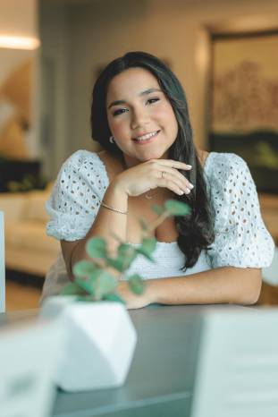 La señorita Giuliana Marie Salerno Arrocha, hija del señor Luis Carlos Salerno De Gracia y la señora Giselle Marie Arrocha de Salerno, será una de las participantes en el tradicional Festival de Debutantes que llevarán a cabo las Damas Guadalupanas el próximo 6 de julio en la Terraza Mar del Sur del Club Unión con la finalidad de recaudar fondos para sus programas sociales. La señorita Giuliana Marie Salerno Arrocha, hija del señor Luis Carlos Salerno De Gracia y la señora Giselle Marie Arrocha de Salerno, será una de las participantes en el tradicional Festival de Debutantes que llevarán a cabo las Damas Guadalupanas el próximo 6 de julio en la Terraza Mar del Sur del Club Unión con la finalidad de recaudar fondos para sus programas sociales.
