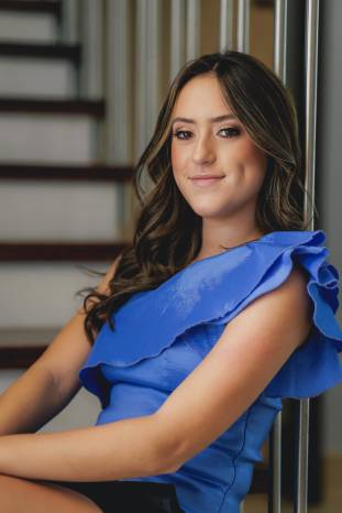Sofìa Isabel Díaz Orillac será una de las participantes del próximo Festival de Debutantes 2024, que como es tradición llevarán a cabo las Damas Guadalupanas el sábado 6 de julio en la Terraza Mar del Sur del Club Unión. Ella es hija del señor Juan Octavio Dìaz Endara y de la señora Aida Lorena Orillac de Díaz. Y es bisnieta de la muy recordada Dama Guadalupana doña Eyda Navarro de Orillac. Las Damas Guadalupanas organizan este tradicional Festival con el fin de recaudar fondos para sus programas sociales. Sofìa Isabel Díaz Orillac será una de las participantes del próximo Festival de Debutantes 2024, que como es tradición llevarán a cabo las Damas Guadalupanas el sábado 6 de julio en la Terraza Mar del Sur del Club Unión. Ella es hija del señor Juan Octavio Dìaz Endara y de la señora Aida Lorena Orillac de Díaz. Y es bisnieta de la muy recordada Dama Guadalupana doña Eyda Navarro de Orillac. Las Damas Guadalupanas organizan este tradicional Festival con el fin de recaudar fondos para sus programas sociales.