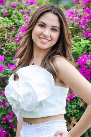 Adriana Sofía Arias Espinosa es una de las debutantes que podremos admirar en el próximo Festival de Debutantes 2024, que realizarán las Damas Guadalupanas en la Terraza Mar del Sur del Club Unión el 6 de julio. Esta damita es hija del hogar formado por el señor Emmanuel Eduardo Arias Boyd y la señora Adriana Mélida Espinosa de Arias. Y es tataranieta de la muy recordada Dama Guadalupana, socia fundadora y expresidenta, señora Elida Paniza de Arias. Adriana Sofía Arias Espinosa es una de las debutantes que podremos admirar en el próximo Festival de Debutantes 2024, que realizarán las Damas Guadalupanas en la Terraza Mar del Sur del Club Unión el 6 de julio. Esta damita es hija del hogar formado por el señor Emmanuel Eduardo Arias Boyd y la señora Adriana Mélida Espinosa de Arias. Y es tataranieta de la muy recordada Dama Guadalupana, socia fundadora y expresidenta, señora Elida Paniza de Arias.