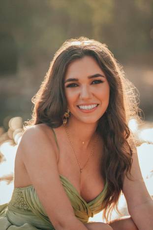 La señorita Nicole Marie Webster Jaen debutará en el Festival de Debutantes 2024 que, como es tradición, llevarán a cabo las Damas Guadalupanas el sábado 6 de julio en la Terraza Mar del Sur del Club Unión. Ella es hija del señor Allan Scott Webster González y la señora Mayra Eugenia Jaén de Cardoze. La señorita Nicole Marie Webster Jaen debutará en el Festival de Debutantes 2024 que, como es tradición, llevarán a cabo las Damas Guadalupanas el sábado 6 de julio en la Terraza Mar del Sur del Club Unión. Ella es hija del señor Allan Scott Webster González y la señora Mayra Eugenia Jaén de Cardoze.