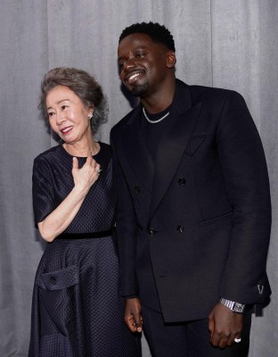 La actriz Youn Yuh-Jung y el actor Daniel Kaluuya, ambos ganadores a Mejor Actriz y Actor de Reparto. La actriz Youn Yuh-Jung y el actor Daniel Kaluuya, ambos ganadores a Mejor Actriz y Actor de Reparto.