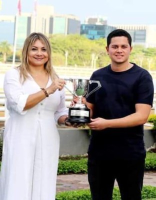 S.E. Doris Zapata, ministra de Mitradel, entrega la copa del triunfo a Maikel Castillo, en representación del Stud Kung Hey. S.E. Doris Zapata, ministra de Mitradel, entrega la copa del triunfo a Maikel Castillo, en representación del Stud Kung Hey.