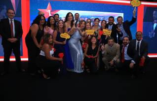 Miembros de DHL Panamá mientras reciben su premio como el Mejor Lugar para Trabajar en 2024.