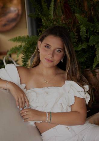 Mariana Gabriela Arango De Dianous es una de las debutantes que podremos admirar en el próximo Festival de Debutantes 2024, que realizarán las Damas Guadalupanas en la Terraza Mar del Sur del Club Unión el 6 de julio. Esta damita es hija del hogar formado por el señor Juan Carlos Arango Reese y la señora Clelia Graciela De Dianous de Arango. Mariana Gabriela Arango De Dianous es una de las debutantes que podremos admirar en el próximo Festival de Debutantes 2024, que realizarán las Damas Guadalupanas en la Terraza Mar del Sur del Club Unión el 6 de julio. Esta damita es hija del hogar formado por el señor Juan Carlos Arango Reese y la señora Clelia Graciela De Dianous de Arango.