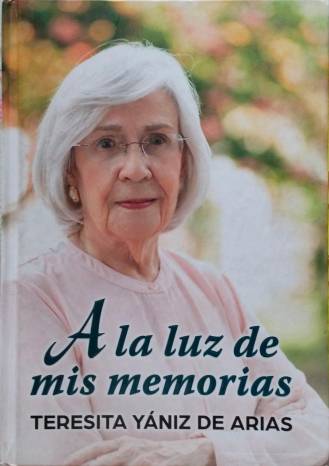 Portada del libro ‘A la luz de mis memorias’ de Teresita Yáñiz de Arias. Portada del libro ‘A la luz de mis memorias’ de Teresita Yáñiz de Arias.