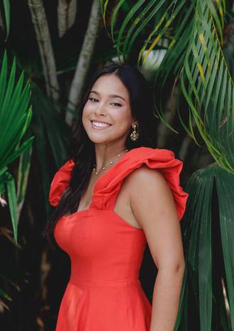 La señorita Carolina Aurora García de Paredes Eleta es una de las debutantes que podremos admirar en el próximo Festival de Debutantes 2024, que realizarán las Damas Guadalupanas en la Terraza Mar del Sur del Club Unión el 6 de julio. Esta damita es hija del señor Carlos Humberto García de Paredes Añorbes y la señora Karen Leigh Eleta Johnson. Además, es nieta de la Dama Guadalupana señora Sheila Añorbes de García de Paredes y bisnieta de la recordada Dama Guadalupana, señora Carmen Ruiz de Añorbes. La señorita Carolina Aurora García de Paredes Eleta es una de las debutantes que podremos admirar en el próximo Festival de Debutantes 2024, que realizarán las Damas Guadalupanas en la Terraza Mar del Sur del Club Unión el 6 de julio. Esta damita es hija del señor Carlos Humberto García de Paredes Añorbes y la señora Karen Leigh Eleta Johnson. Además, es nieta de la Dama Guadalupana señora Sheila Añorbes de García de Paredes y bisnieta de la recordada Dama Guadalupana, señora Carmen Ruiz de Añorbes.